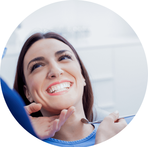 Das Bild zeigt eine Frau bei der Kontrolluntersuchung und dient als TItelbild für das Thema "Prophylaxe beim Zahnarzt".