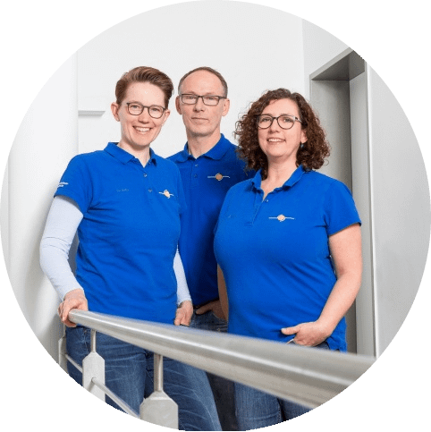 Das Bild zeigt drei Mitarbeiter/innen von unserem Laborteam und dient als Titelbild für das Thema "Dentallabor des Zahnzentrum Emsland".