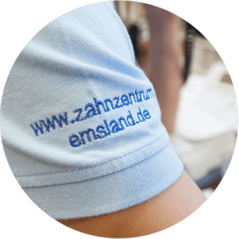 Das Bild zeigt den Ärmel eines T-Shirts mit der Aufschrift Zahnzentrum-Emsland.de und dient als Titelbild für das Thema "Zahnarzt für Lingen und Umgebung".