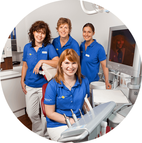 Das Bild zeigt Mitarbeiter unserer Zahnarztpraxis in Twist bei Lingen und dient als Titelbild für das Thema "ZFA-Ausbildung"