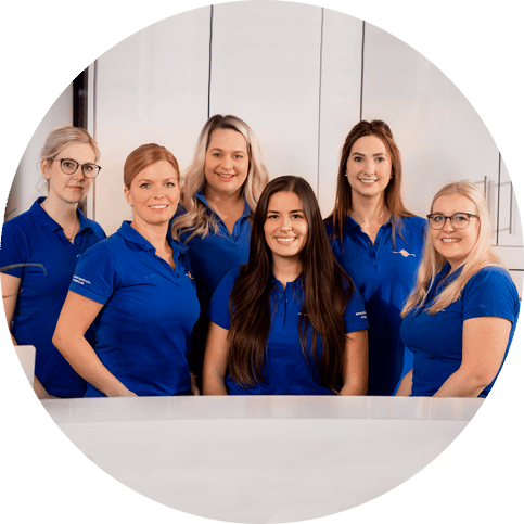 Das Bild zeigt Mitarbeiterinnen unserer Zahnarztpraxis und dient als Titelbild für das Thema "Zahnarzt nahe Nordhorn".