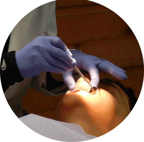 Das Bild zeigt einen Patienten in der Behandlung bei einem Zahnarzt und verdeutlicht das Thema "Amalgamsanierung".
